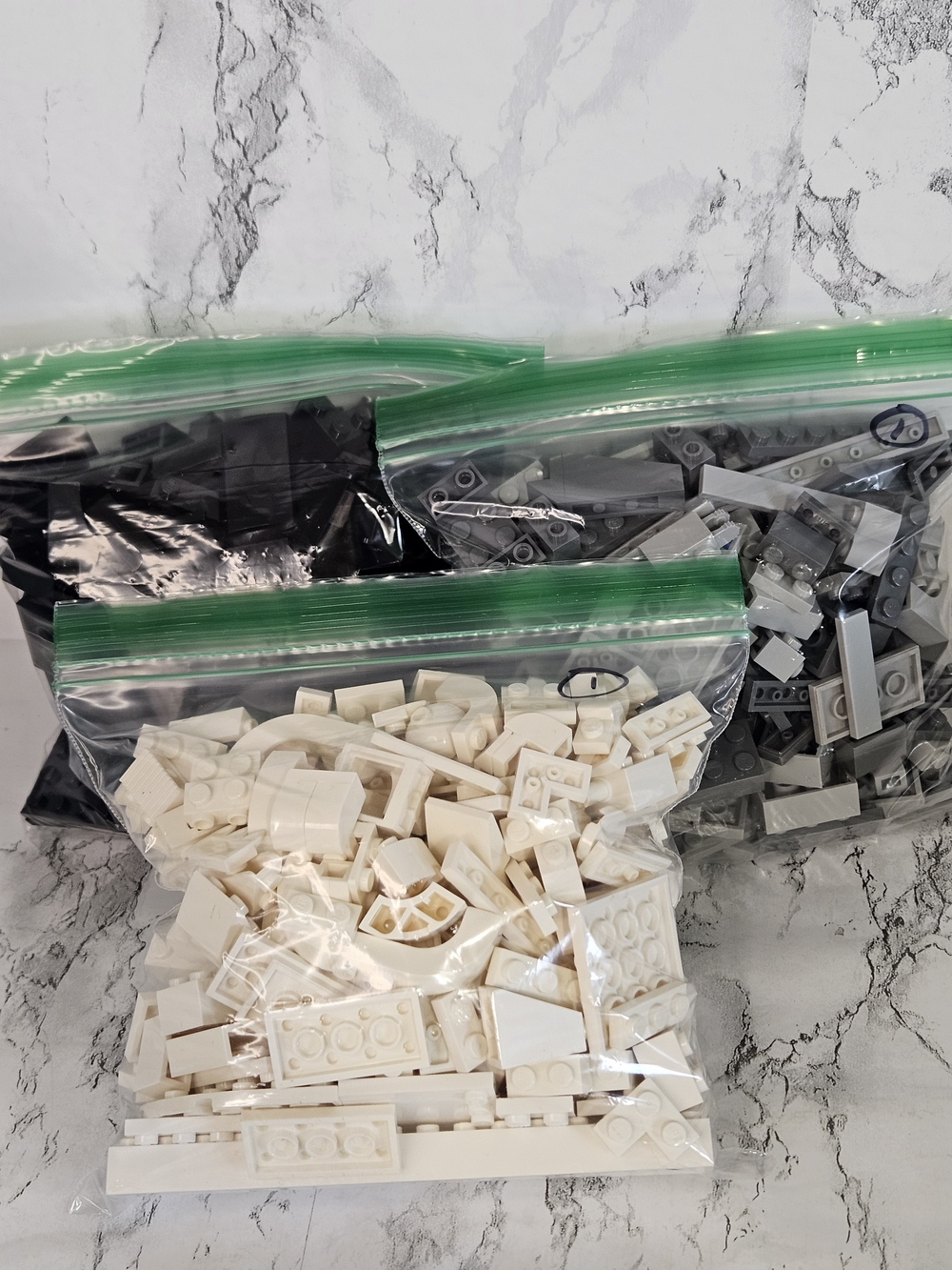 Lego Mixed Brick Lot in White, Light Gray & Black N.1